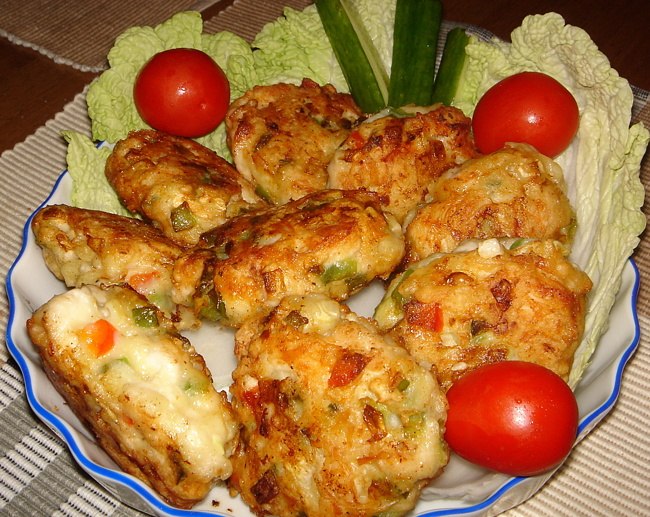 Котлеты из куриного мяса с овощами и сыром