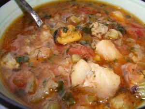 Суп гамбо с креветками, беконом и мясом краба