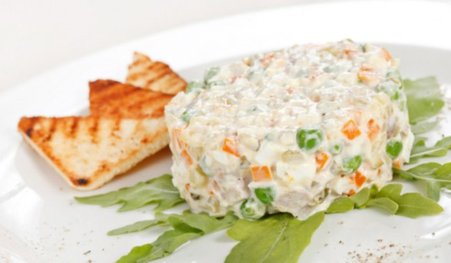 Картофельный салат с горохом и кукурузой - подходящее дополнение к основным мясным блюдам