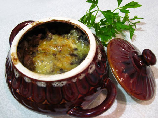Рецепт приготовления мяса с грибами запеченное в горшке