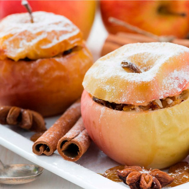 Яблоки печёные с корицей, мёдом и орешками
