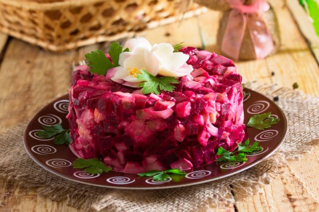 Очень сытный салат из свеклы по-литовски