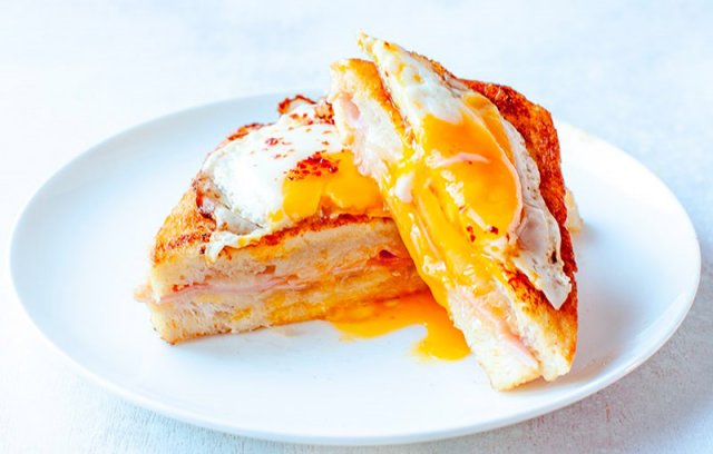 Французские тосты с ветчиной, сыром и яйцом на завтрак