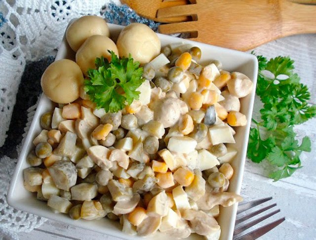Вкусный салат с маринованными грибами