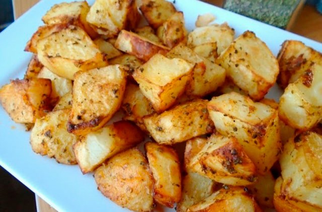 Картофель печёный в духовке с паприкой и майораном