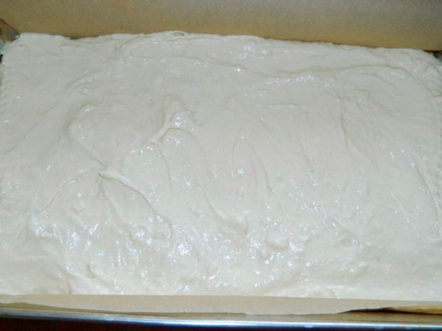 Перевернутый пирог на основе йогурта с вишней