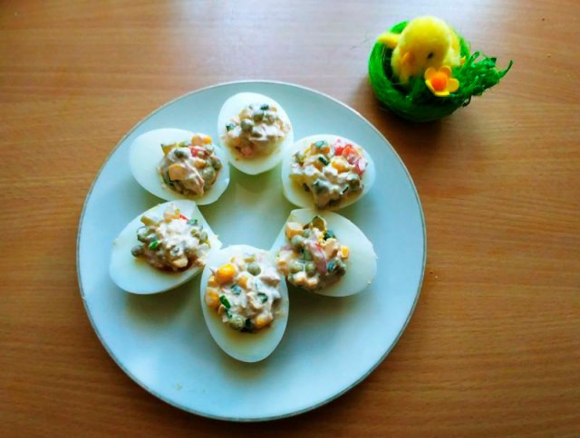 Яйца, фаршированные салатом из тунца