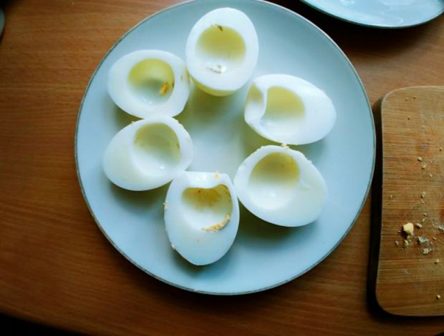 Яйца, фаршированные салатом из тунца