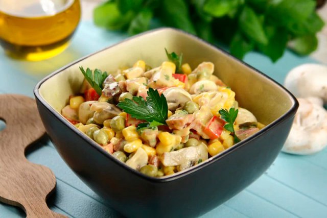 Овощной салат с копченой курочкой — вкусное дополнения к ужину!