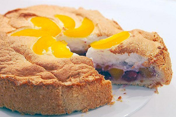 Пирог вишнево-персиковый с безе