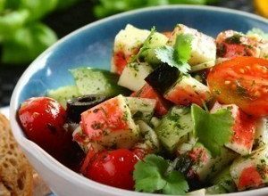 Диетический салат с крабовыми палочками