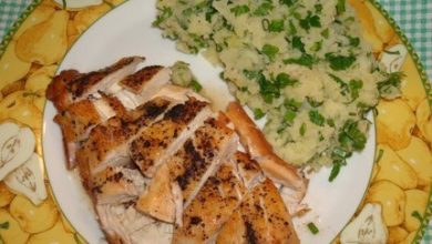 Филе куриной грудки, запеченное в вине, с гарниром из картофельного пюре с зеленью