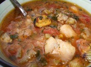 Суп гамбо с креветками, беконом и мясом краба