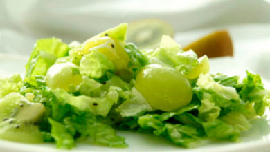 Салат из пекинской капусты с виноградом и киви