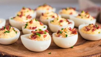 Яйца, фаршированные беконом и сыром Чеддер