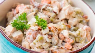 Куриный салат с грибами, горошком и солёным огурчиком