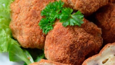 Шампиньоны в панировке, фаршированные сыром и луком